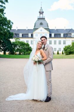 Bryllupsportræt ved Charlottenlund Slot efter vielsen i Skovshoved Kirke Brudepar portrætteret ved Charlottenlund Slot i naturligt dagslys